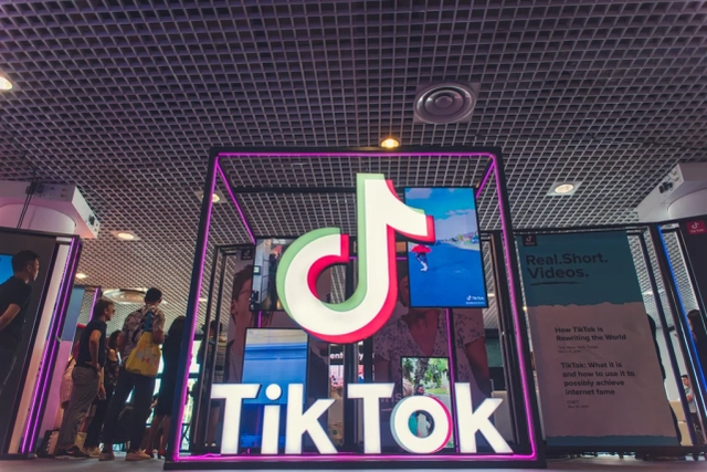 为什么很多人目前想做TikTok直播?因为目前TikTok直播卖货是目前很流行的一种赚钱的模式，目前TikTok在国外是非常的火，使不少人都赚到了很多收入。那么tiktok直播怎么开?开通tiktok直播需要满足什么条件?我们下面就来看一下
